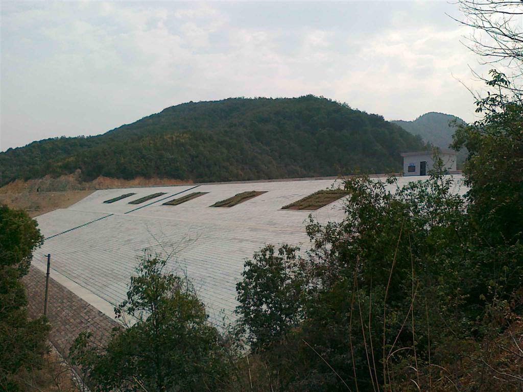 水库大坝正面