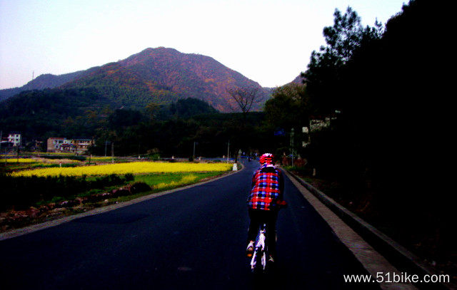 谷来到王坛路段沙姐回家的背景