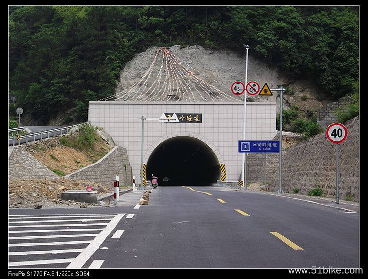 “尾巴”从老平王的顶一直跟到这里，本来我们以为下坡它一定跟不上，没想到……