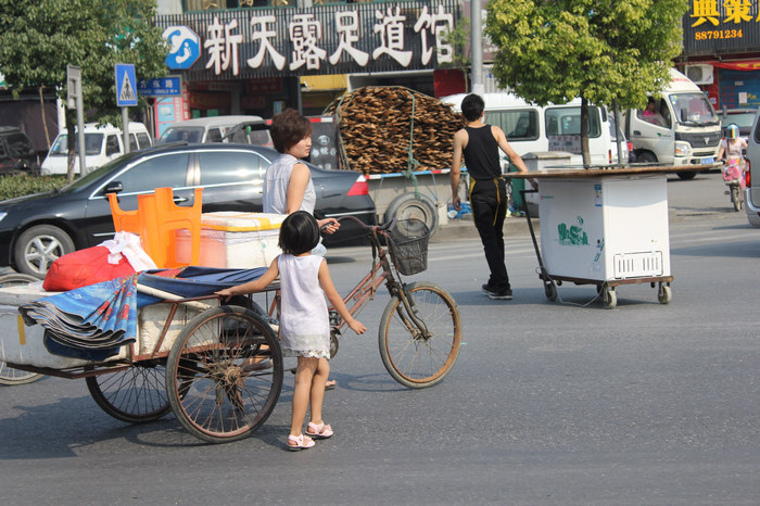 推三轮的母女