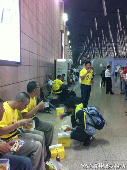 6月1日20点31分开元车队在机场等待登机.jpg