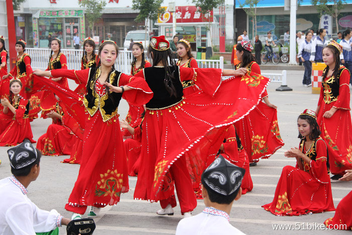 赛前维吾尔族舞蹈.jpg