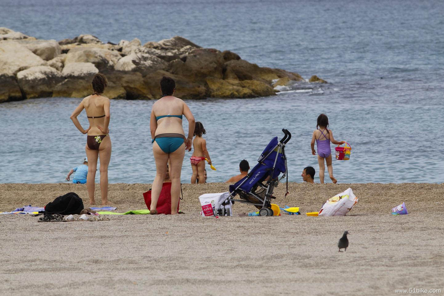 在马赛海滩度假的人们.jpg
