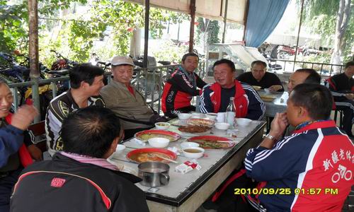 骑游队员们到达了青格达湖集聚在一起共进午餐