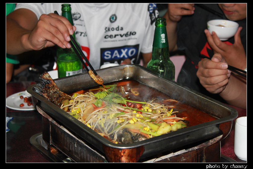 一群饿神围观着