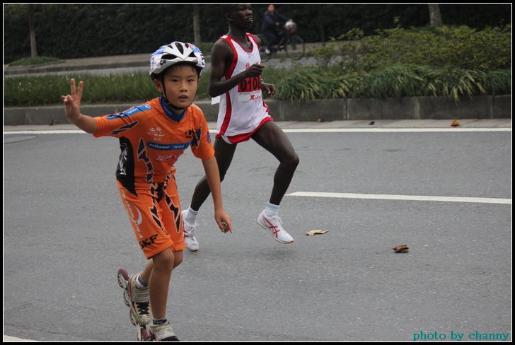 这小子一直跟着滑轮滑