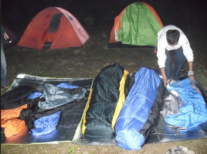 翻山越岭,蓝天凹顶,畅谈而后,逢流星盛宴，巧遇密度很大的猎户座流星雨，最多在半小时内看到了28颗，有幸看  ...