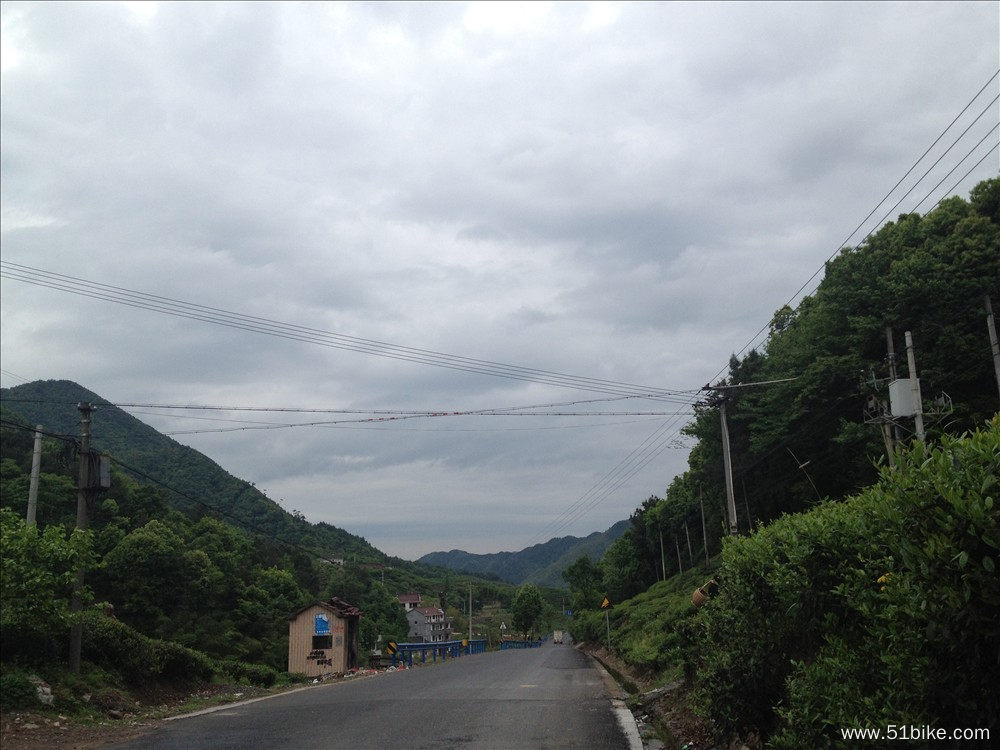 20120429-0501杭州骑行雁荡山-19-s212楼家坞大梁山一段坡，兄弟们加油!.jpg.jpg