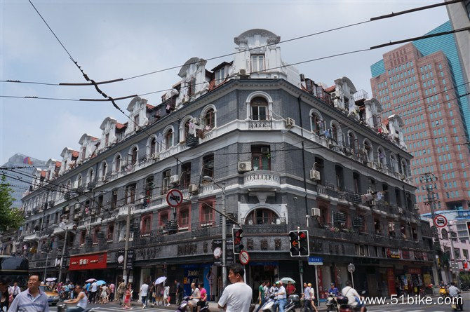 南京路步行街老上海的建筑风格.jpg