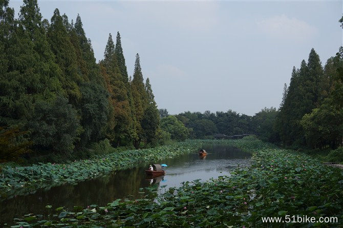 泛舟小湖的惬意.jpg