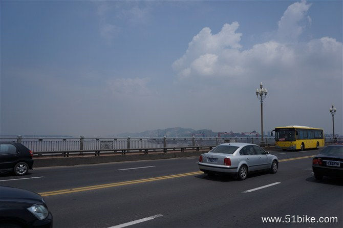 南京长江大桥顶层桥面.jpg