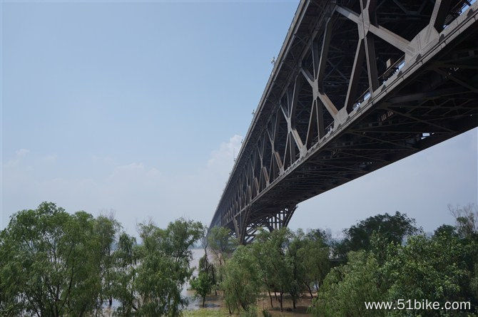 南京长江大桥桥下的风采.jpg