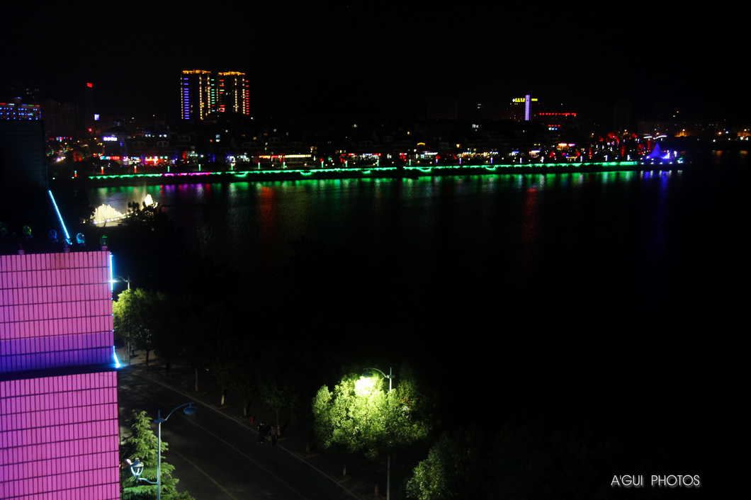 千岛湖夜景，那边是千岛湖广场边