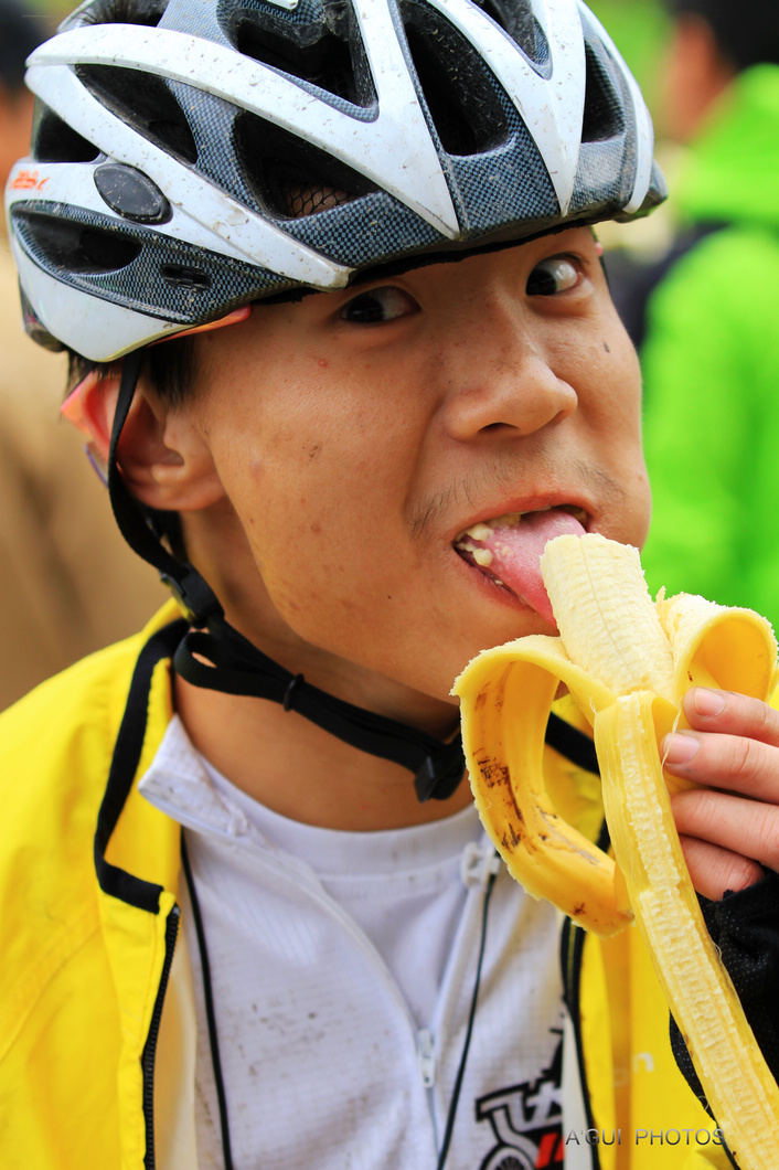 傻妹子吃香蕉吃出神韵。。有多吃啊