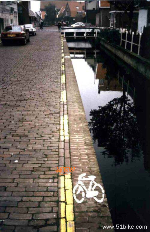 narrow-bike-path-amsterdam.jpg