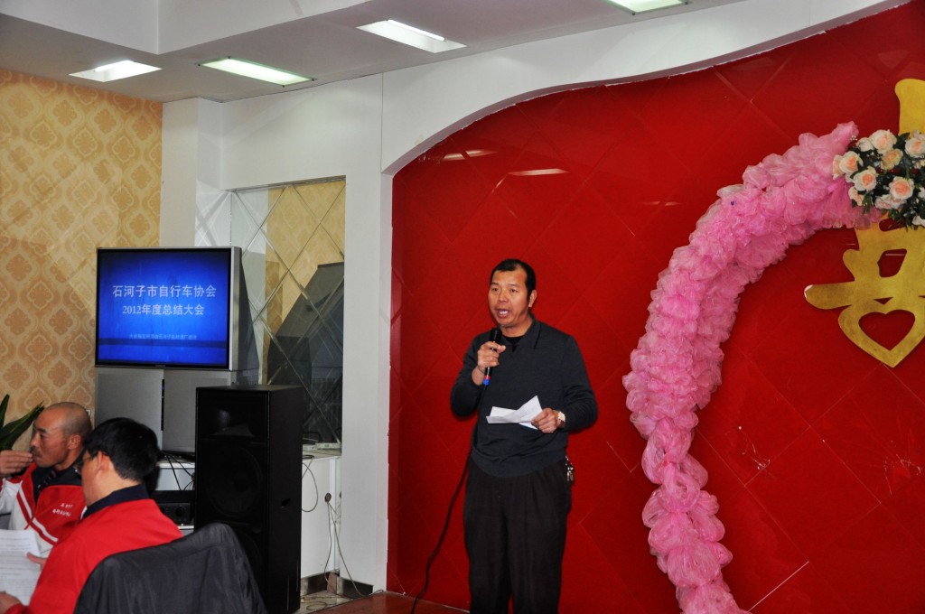 众翔车队队长黄新民总结了2012年组织工作