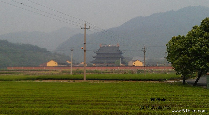 平水水库畔的平阳寺.jpg