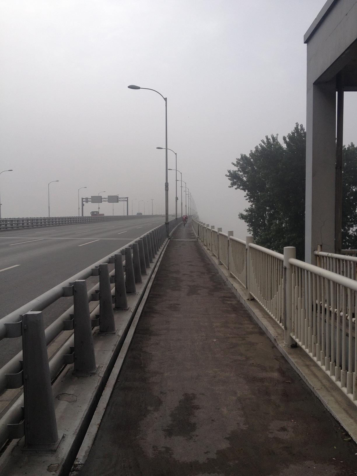 上江东大桥的 还有雾气啊