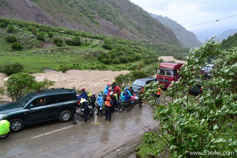 工布江达山体滑坡雨中排龙.jpg