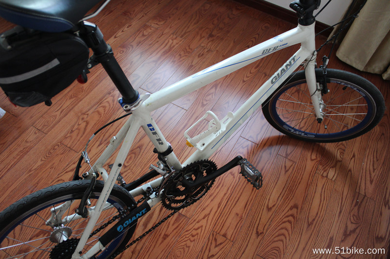 出捷安特cfr5100小轮一辆蓝白色