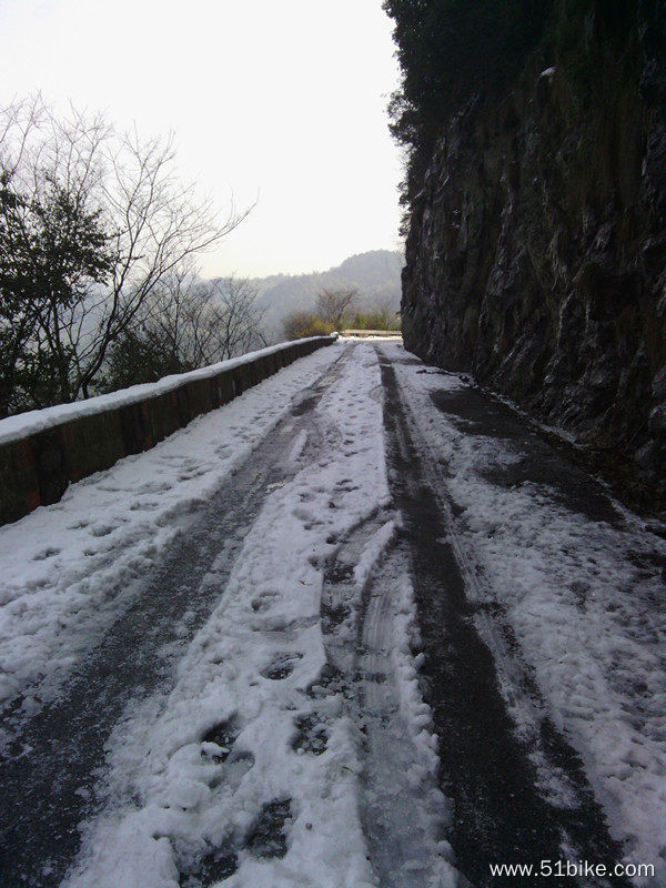积雪路面有少许结冰，只能推行