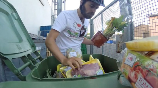 法男子靠吃垃圾箱中食物骑行3000公里 以抗议浪费