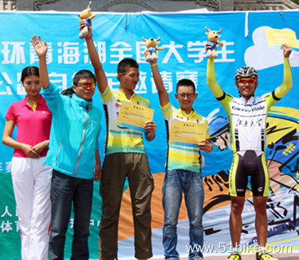 2环青海湖大学生公路自行车邀请赛第二赛段前三名领奖.jpg
