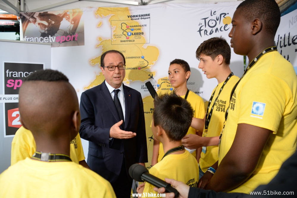 Etape 6 - Arras  Reims - 10072014 - Francois HOLLANDE en plein discussion avec l.jpg