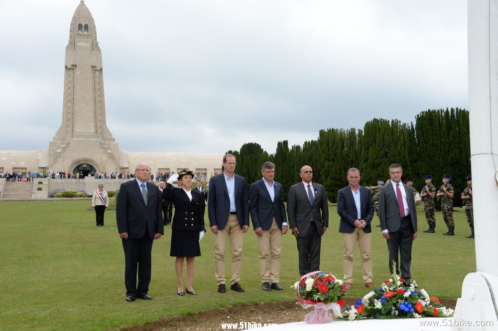 Etape 7 - Epernay  Nancy - 11072014 - Depose de gerbe a l\'ossuaire de Doua.jpg