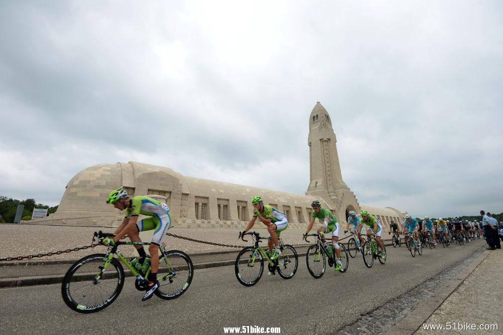 Etape 7 - Epernay  Nancy - 11072014 - Le poeloton passe devant l\'ossuaire .jpg