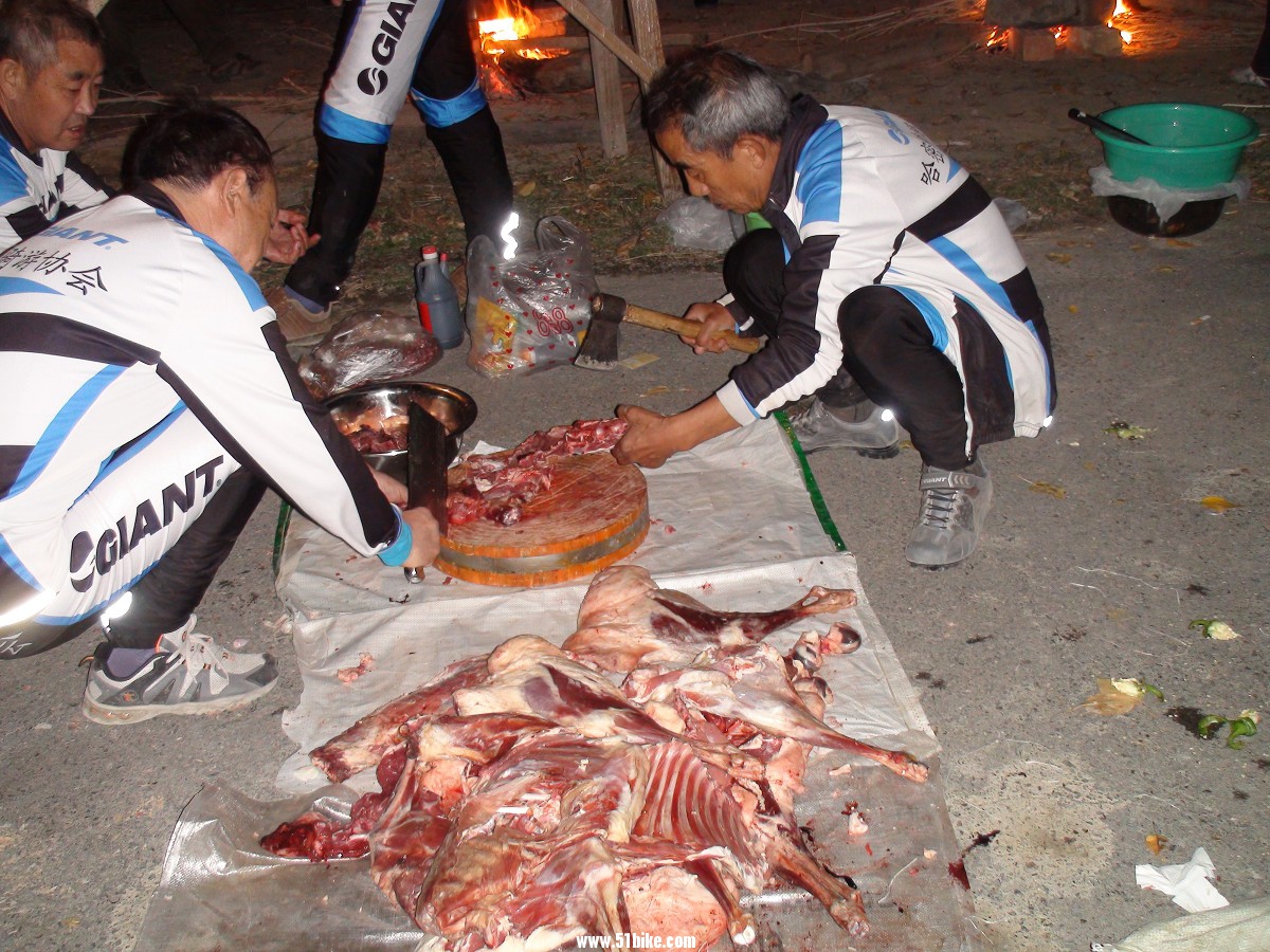 大师父在分割肉