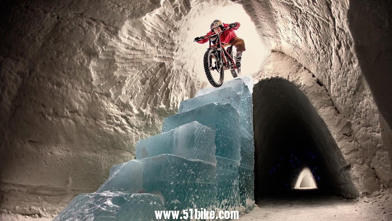 冰与火之歌：奥地利Red Bull越野车手探索地下冰穴