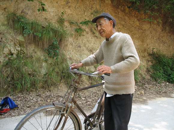 这个自称姓许的老人是岩里村子的人,会算命,看风水,目测估计72-73岁的样子,很健硕,很很好客,要请我们去他 ..