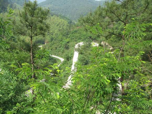 以往岩里行中车友多次发过的经典盘山小路,就是因为经典,所以有必要再上一次,就是偶的图片菜一点而已