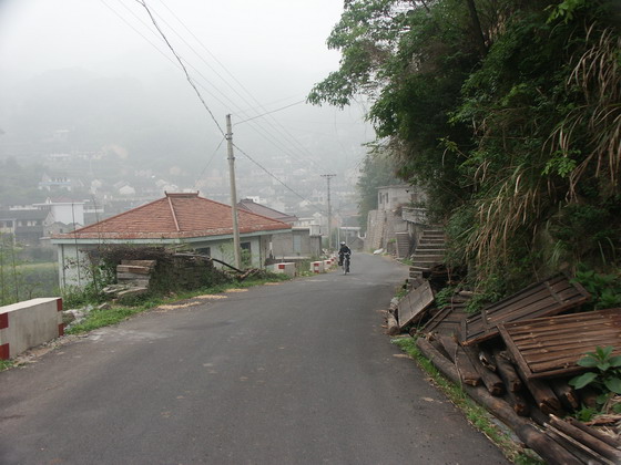 到了这个坡就要问路了,上四明山要左急转上一个石块路