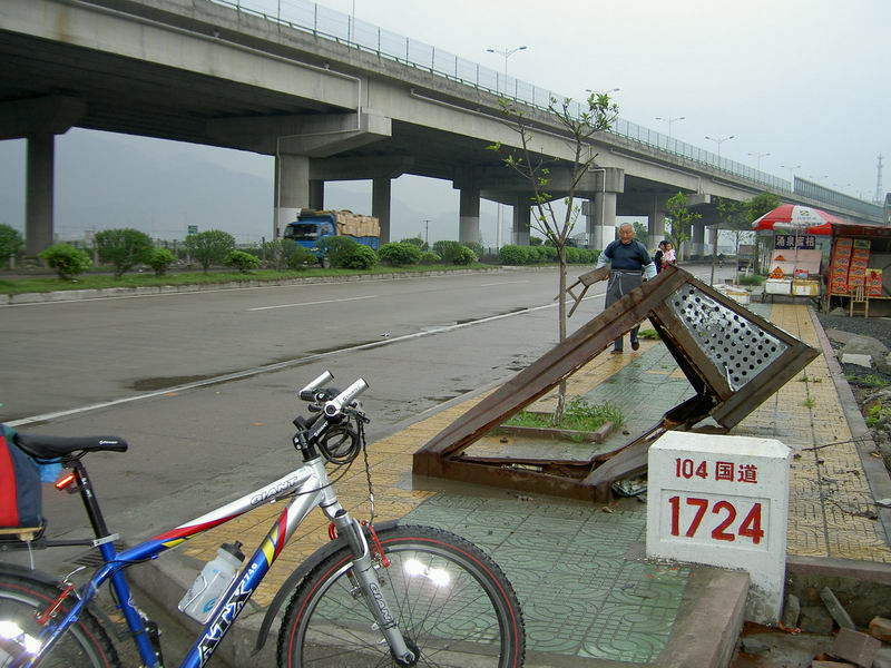 104国道和宁波至温州高速公路