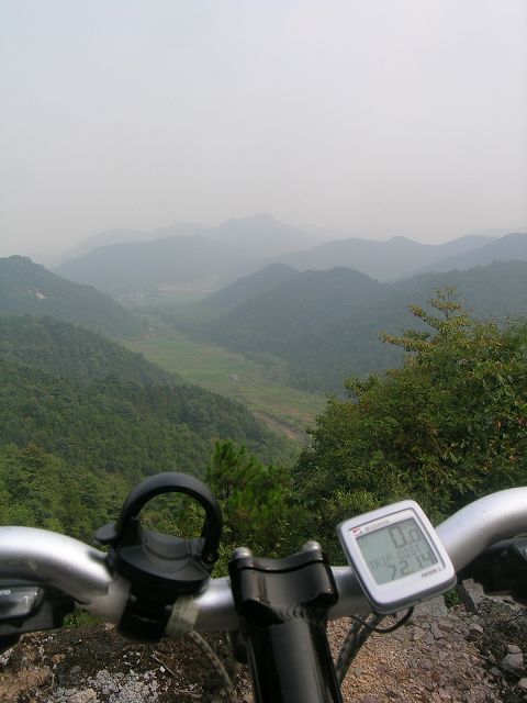 远望群山叠峦