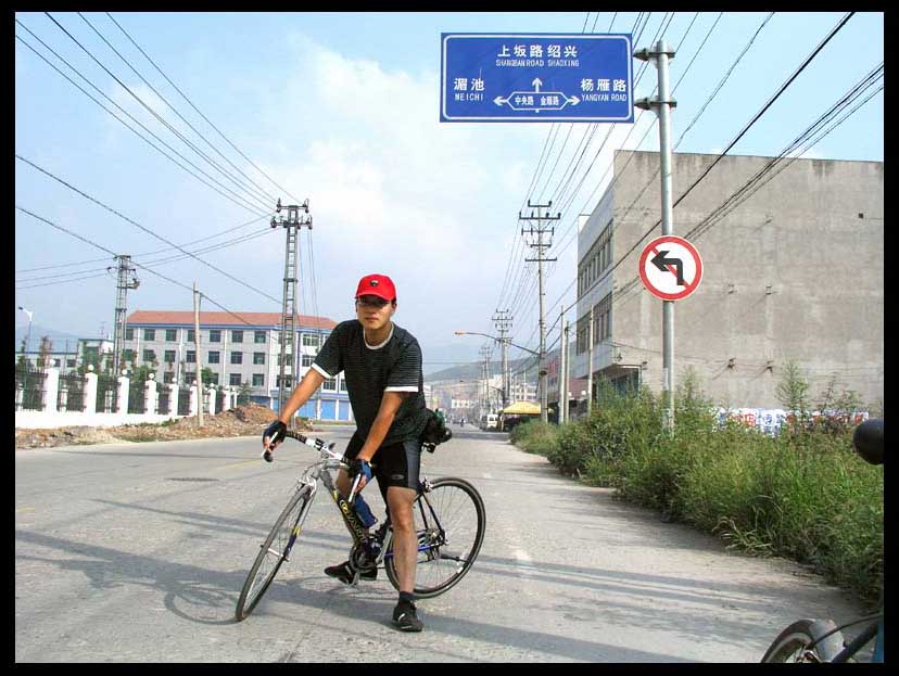 来个男模衬托道路指示牌