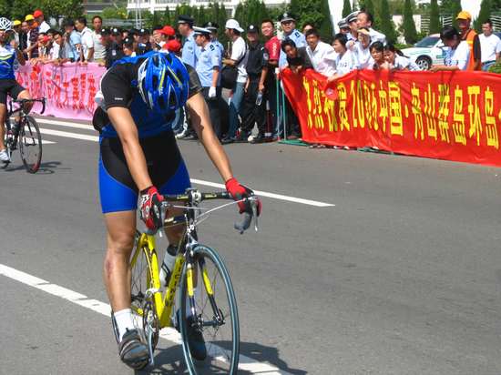 冲过终点的740,由于摔跤,所以有点郁闷