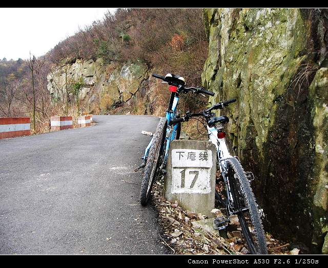 我们正骑 下庵线上来  17KM处路牌