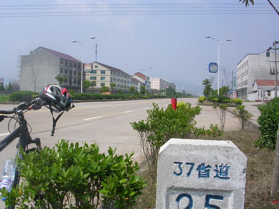 一直是沿37省道走 水泥路