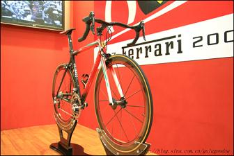 全球首发了第一辆法拉利自行车（价值12万元人民币）：