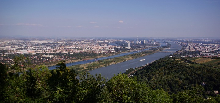 维也纳森林上看城市全景,画面上的河就是多脑河了