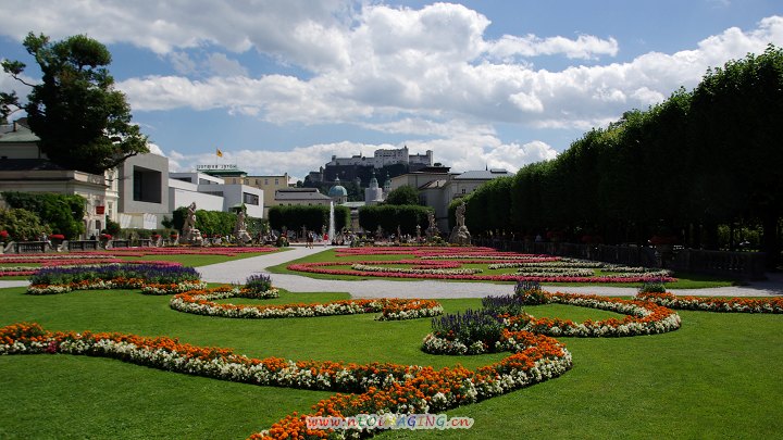 萨尔斯堡全景，宫殿的地上用鲜花摆放成音符的图案