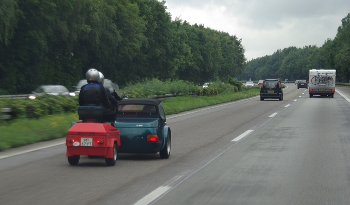 从德国出发前往荷兰，路上看到的载着一家三口的摩托
