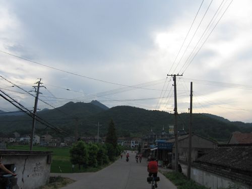 上山进入小山村