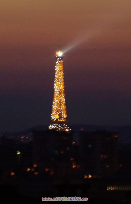 进入巴黎，夜间远望铁塔