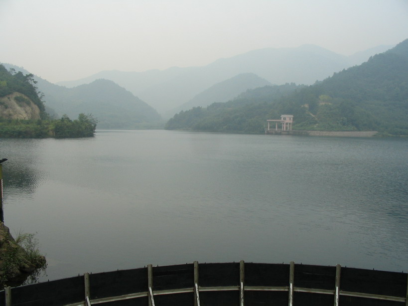 水库大坝上望风景，好美！只是环水库一圈都是石子路，不适合公路，没去里面骑