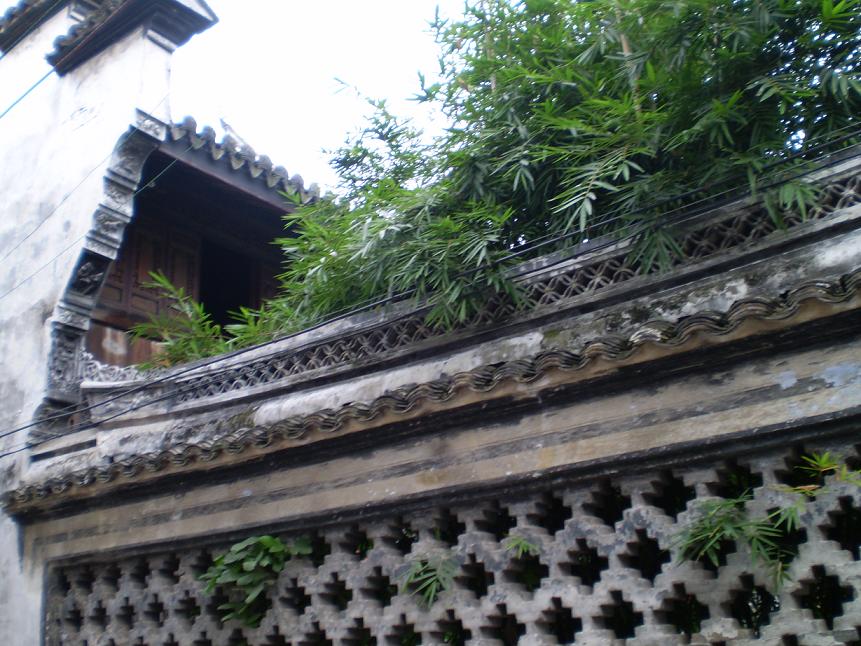 一个庭院的外围墙，里面的翠竹出墙，没有红杏。