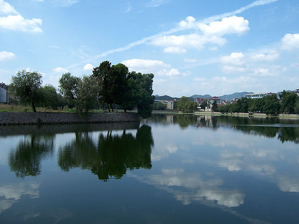 镇内的小湖风景